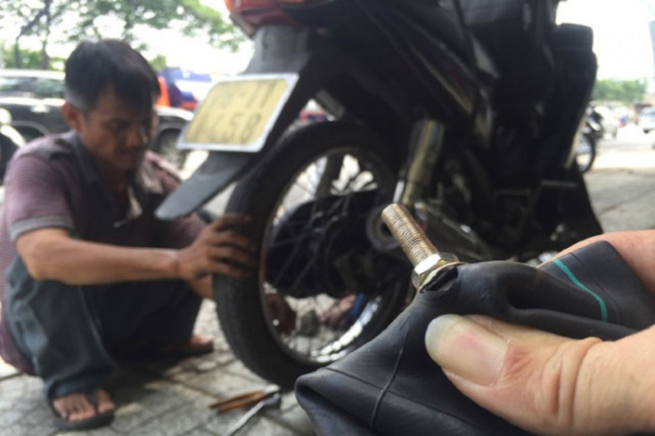 Dịch vụ vá xe máy lưu động TPHCM uy tín và nhanh chóng - Cứu Hộ Express